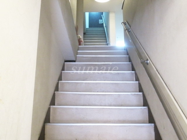 ウエストインパート13のその他共用部分|3Fから上がる階段です☆