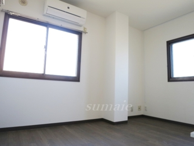 ウエストインパート13の居間・リビング|二面採光のリビングです。