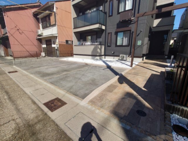 Rue加納本町の駐車場