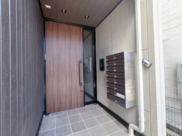 Rue加納本町のエントランス