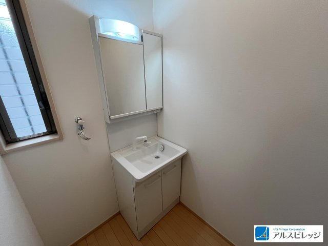 中古戸建／朝霞市本町１丁目の独立洗面台|2面鏡の独立洗面台は収納力もあり、朝の支度もスムーズに！