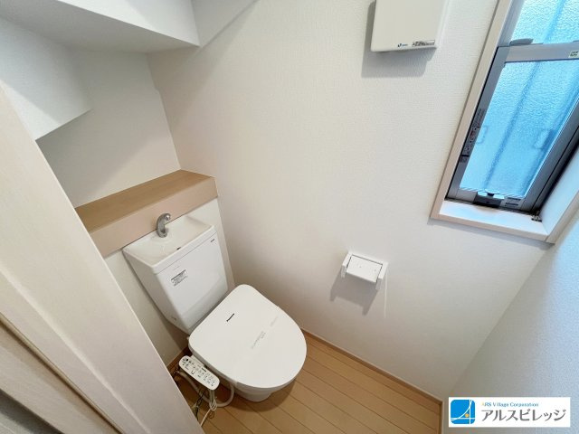 中古戸建／朝霞市本町１丁目のトイレ|1Fトイレ
背面の棚に掃除グッズ等を置くことが出来ます。