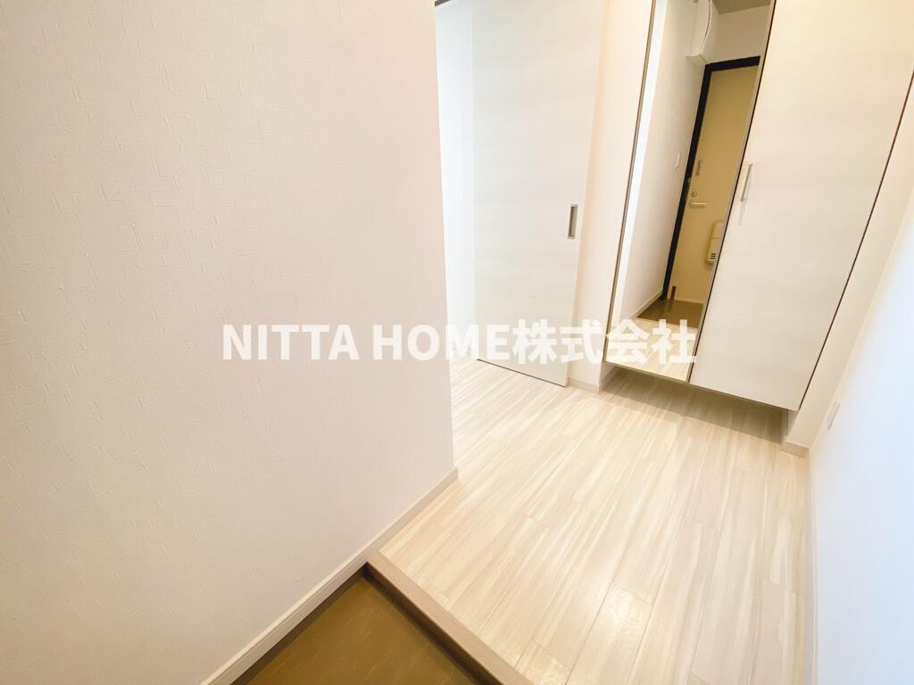 花太コーポ篠尾の玄関|ミラー付きのシューズボックスも設置済み◎