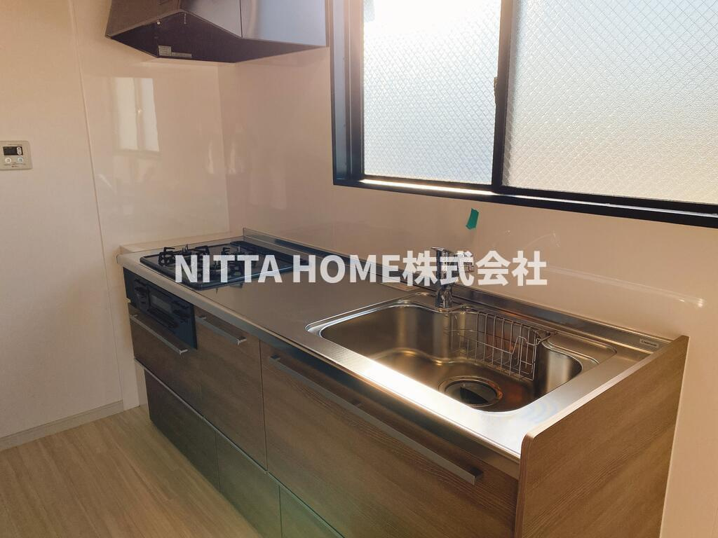 花太コーポ篠尾のキッチン|キッチンの前に小窓有り◎嬉しい３口コンロ付き(^^♪