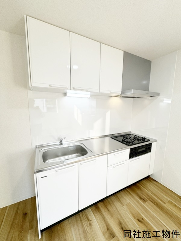 グランメゾンⅡのキッチン|3口コンロ・グリル付のシステムキッチンです♪