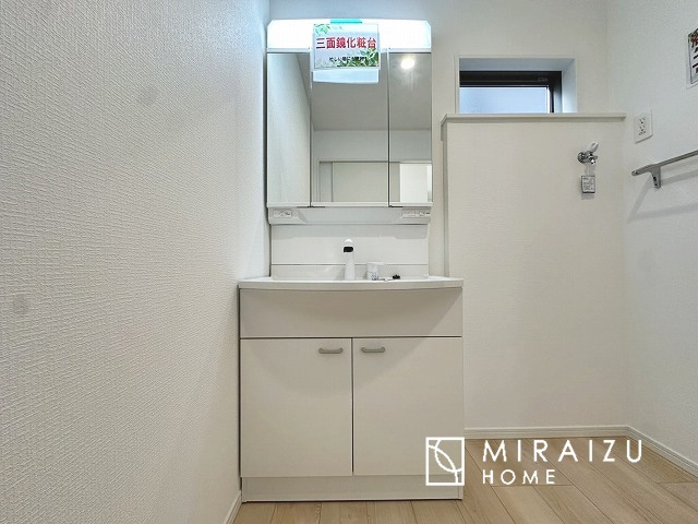 【洗面所】 | 洗濯機置き場、脱衣スペースもしっかりと確保されている洗面室。
水回りが集結した間取りなので、お料理やお洗濯物、お掃除の同時進行も可能です。