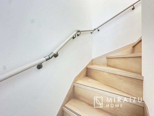 【内装】 | 安全性に配慮した手すり、清潔感や明るい陽光を取り入れてくれる窓がある階段。LED照明付きでお財布にもやさしいつくり。