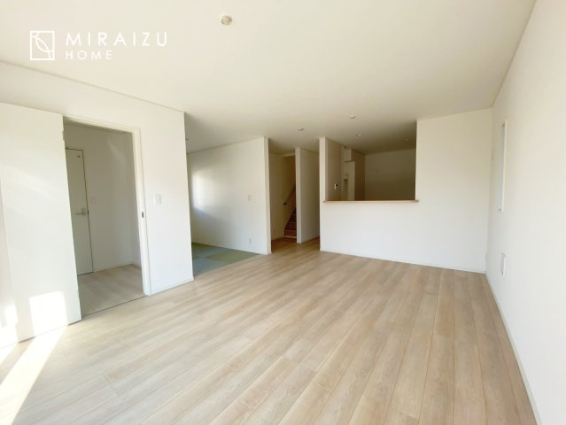 【居間・リビング】 | お子さんが宿題をしたり、ちょっとした作業もできる、家族みんながそれぞれの時間を過ごせるリビングです。