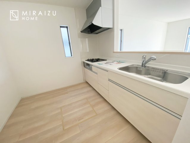 【キッチン】 | キッチンに立つ時間は意外と長いので、家族と会話しやすい対面式に。お手伝いして欲しい時もリビングにいる家族に気軽に声を掛けられます。