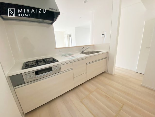 【キッチン】 | 広々としたキッチンは大きな深型シンク、3口コンロ、換気扇、大きなお鍋から小物まで取り出しやすさを考えられた引き出し収納の付いたシステムキッチンです。