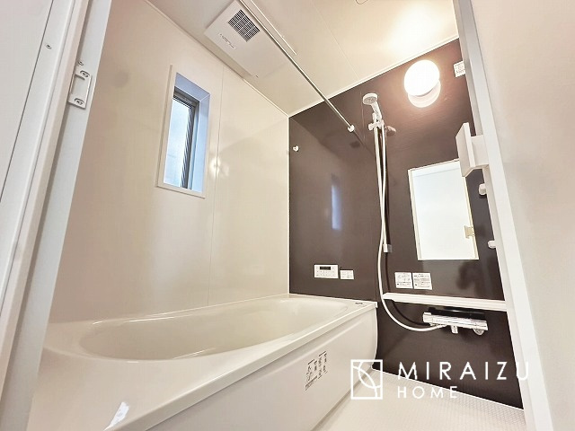 【浴室】 | お子さんとわいわいと楽しいバスタイムもよし、一人でゆったりと入るのもよし、浴室換気乾燥機付きのユニットバス。お洗濯物を干せるだけでなく、カビ防止にもなります。