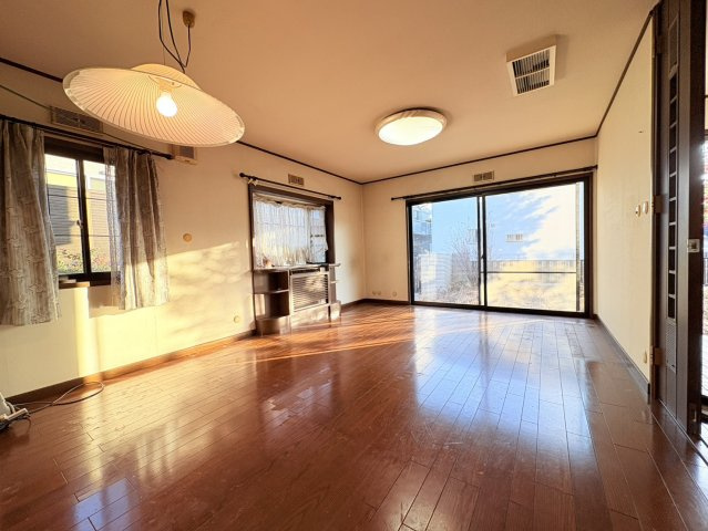 唐櫃台２丁目一戸建の居間・リビング|こちらの居間で趣味の時間をお楽しみください
