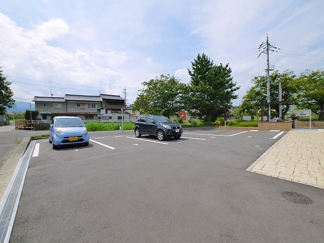 アミティエの駐車場|車をお持ちの方に嬉しい駐車場付きの物件です