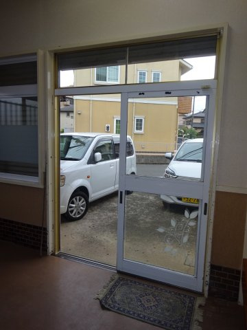 長沼町店舗・事務所のエントランス