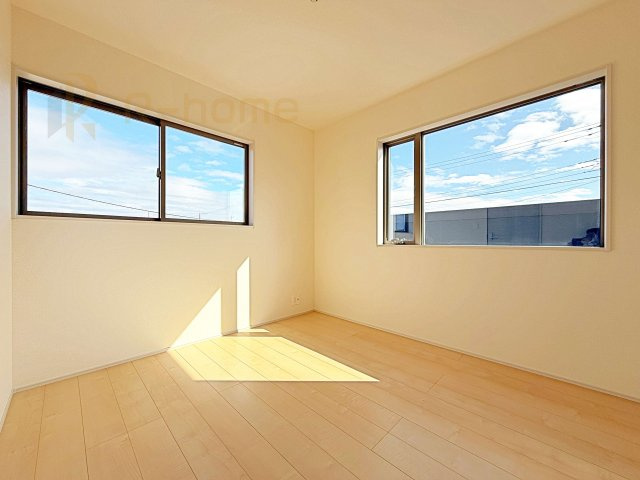 ひたちなか市田宮原1期　新築戸建て　2号棟の洋室|2面窓の風通しの良い洋室です♪差し込む暖かな陽当たりで、室内がくつろげる空間に早変わりです♪