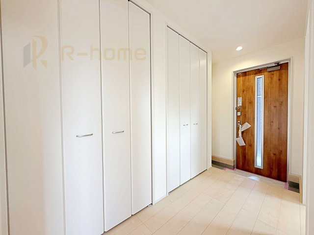 ひたちなか市田宮原1期　新築戸建て　2号棟の玄関|気持ちよくご家族やゲストを送迎できる穏やかな雰囲気の玄関♪大きな下駄箱で玄関廻りスッキリ♪