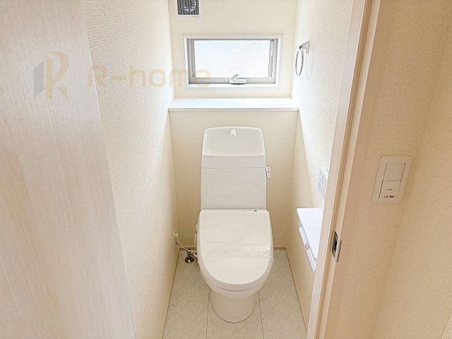 ひたちなか市田宮原1期　新築戸建て　2号棟のトイレ|温水洗浄便座付きのトイレ。
トイレが２ヵ所設置で朝の忙しい時間でも安心です。