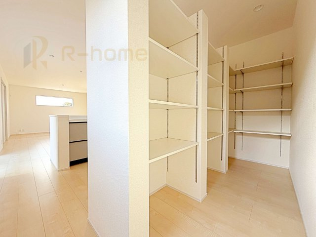ひたちなか市田宮原1期　新築戸建て　2号棟の収納|キッチンにはパントリーを設置！キッチン回りの整理整頓の悩みも解決♪
