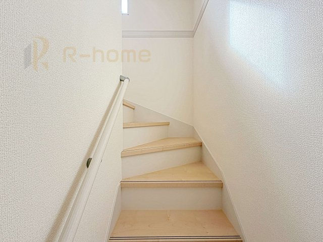 ひたちなか市田宮原1期　新築戸建て　2号棟の内装|手すりのついた階段！小さなお子様の利用も一安心です♪