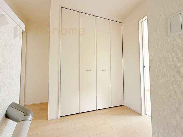 ひたちなか市田宮原1期　新築戸建て　2号棟の収納|掃除機などの収納に便利なホール収納！家族で活用できる嬉しい収納スペース♪