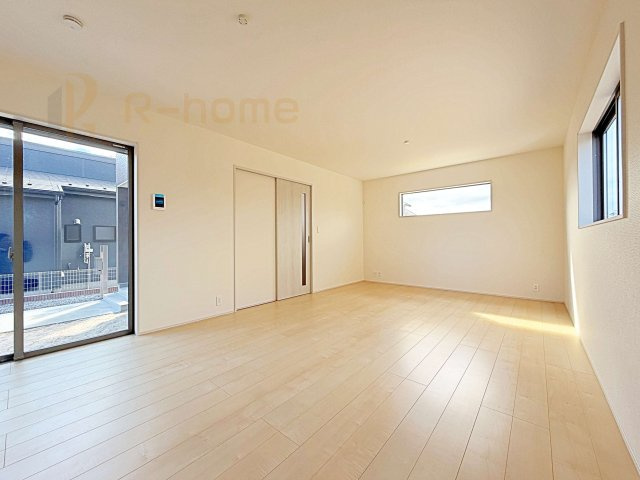 ひたちなか市田宮原1期　新築戸建て　2号棟の居間・リビング|広くてとっても明るいLDK♪ストック品などの収納に便利なパントリー付き♪