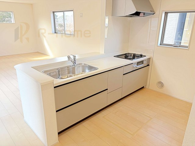 ひたちなか市田宮原1期　新築戸建て　2号棟のキッチン|料理をしながら家族とコミュニケーションが取れる対面式システムキッチン。