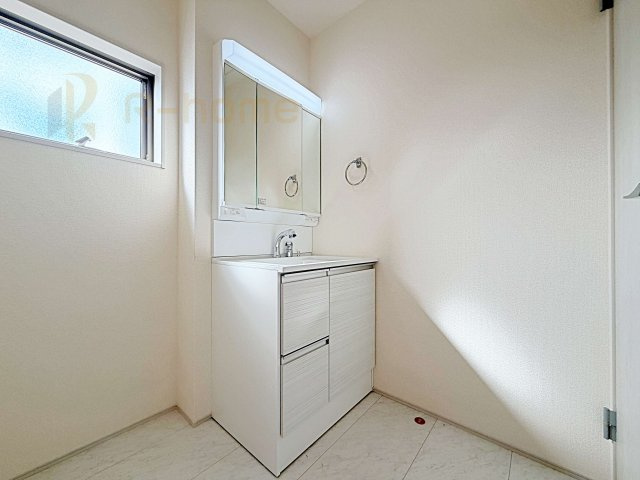 ひたちなか市田宮原1期　新築戸建て　2号棟の洗面所|清潔感溢れる洗面台は嬉しい三面鏡付き。洗剤や歯ブラシなどもすっきり収納できます♪