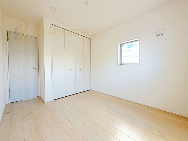 ひたちなか市田宮原1期　新築戸建て　2号棟の洋室|どんな部屋家具も合わせやすいシンプルな洋室！
たっぷりの日差しと心地よい風が舞い込む住まい♪