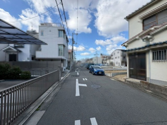 【前面道路含む現地写真】 | 香ヶ丘町１丁　新築分譲住宅　全６区画 | 小物の収納力が高い三面鏡の洗面台です！シャワー付ですので、朝の身支度の忙しい時間に重宝しますね♪