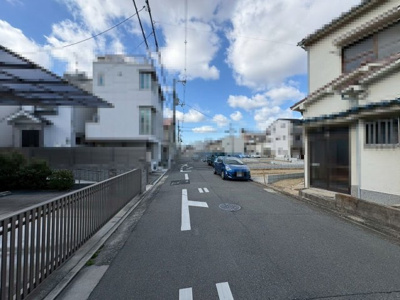 【前面道路含む現地写真】 | 香ヶ丘町１丁　新築分譲住宅　全６区画 | 小物の収納力が高い三面鏡の洗面台です！シャワー付ですので、朝の身支度の忙しい時間に重宝しますね♪