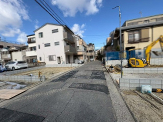 【前面道路含む現地写真】 | 香ヶ丘町１丁　新築分譲住宅　全６区画 | 【トイレ２ヶ所あります】窓があり、明るく、臭いがこもりませんので、来客用トイレとして清潔に保てます！温水洗浄便座で快適にお使いいただけます！
