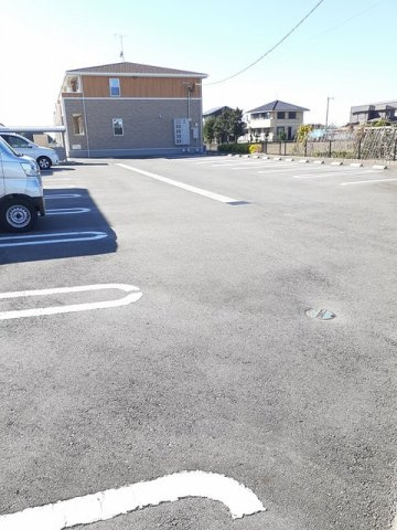 ラヴニール悠の駐車場