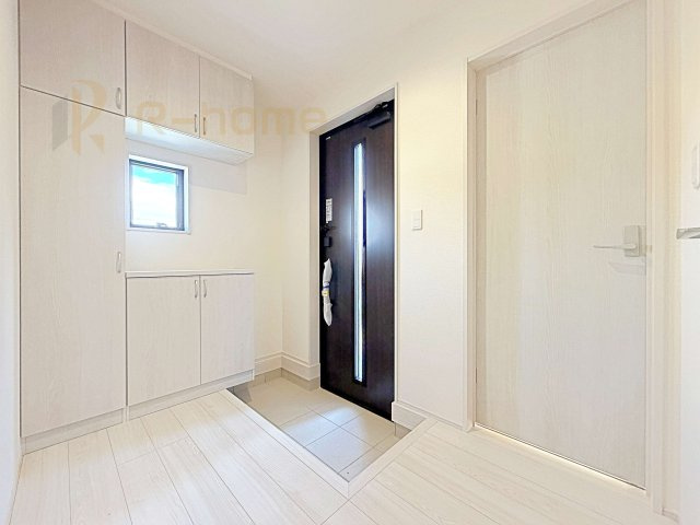 ひたちなか市田宮原1期　新築戸建て　3号棟の玄関|気持ちよくご家族やゲストを送迎できる穏やかな雰囲気の玄関♪大きな下駄箱で玄関廻りスッキリ♪