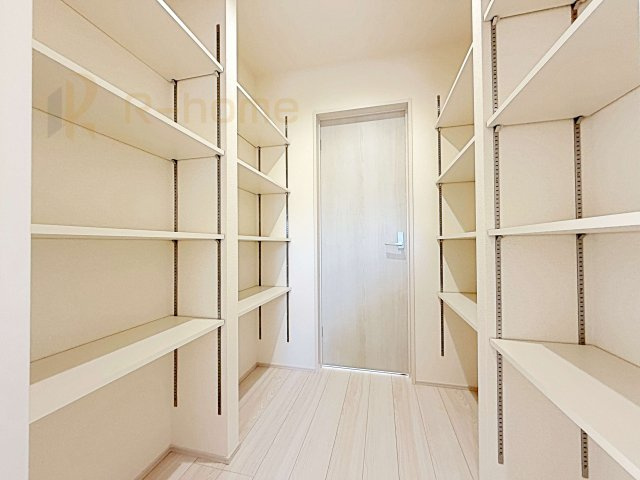 ひたちなか市田宮原1期　新築戸建て　3号棟の収納|ホールとリビングを繋ぐウォークインクローゼット！季節ものなどもスッキリ収納できます♪