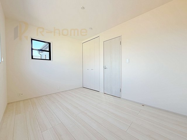 ひたちなか市田宮原1期　新築戸建て　3号棟の洋室|どんな部屋家具も合わせやすいシンプルな洋室！
たっぷりの日差しと心地よい風が舞い込む住まい♪