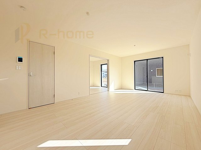 ひたちなか市田宮原1期　新築戸建て　3号棟の居間・リビング|隣接の洋室を開放すると更なる大空間に変身♪ウォークインクローゼット付きで居住空間スッキリ♪