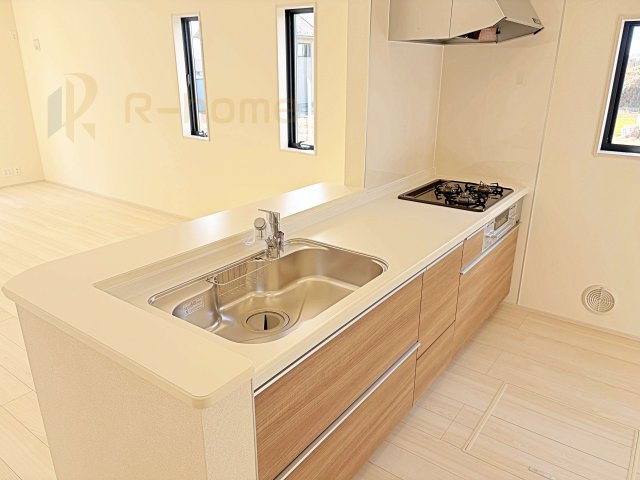 ひたちなか市田宮原1期　新築戸建て　3号棟のキッチン|料理をしながら家族とコミュニケーションが取れる対面式システムキッチン。