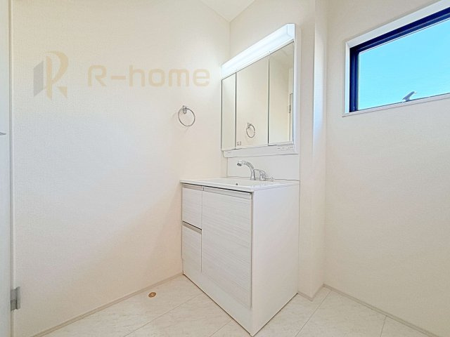 ひたちなか市田宮原1期　新築戸建て　3号棟の洗面所|清潔感溢れる洗面台は嬉しい三面鏡付き。洗剤や歯ブラシなどもすっきり収納できます♪