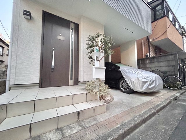 豊島区池袋本町3丁目　中古戸建の外観|現地写真

現地ご見学希望・資料請求などお気軽にお問い合わせ下さい！
03-5990-5201