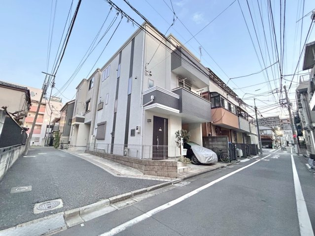 豊島区池袋本町3丁目　中古戸建の前面道路含む現地写真|現地写真

現地ご見学希望・資料請求などお気軽にお問い合わせ下さい！
03-5990-5201