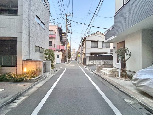豊島区池袋本町3丁目　中古戸建の前面道路含む現地写真|現地写真

現地ご見学希望・資料請求などお気軽にお問い合わせ下さい！
03-5990-5201