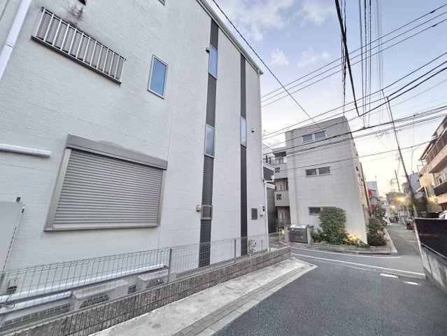 豊島区池袋本町3丁目　中古戸建の前面道路含む現地写真|現地写真

現地ご見学希望・資料請求などお気軽にお問い合わせ下さい！
03-5990-5201