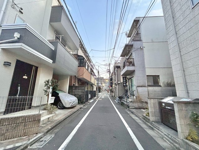 豊島区池袋本町3丁目　中古戸建の前面道路含む現地写真|現地写真

現地ご見学希望・資料請求などお気軽にお問い合わせ下さい！
03-5990-5201