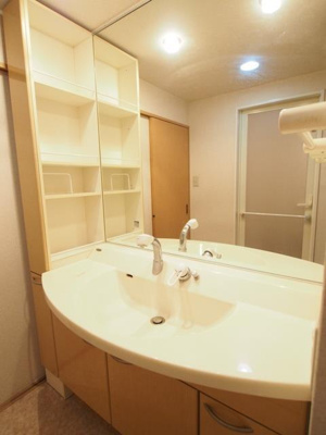 【洗面所】 | リバティパーク枚方Ａ棟 | 忙しい朝には欠かせない洗面所です
