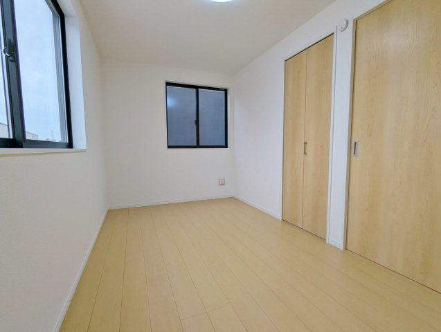 和光市諏訪 全2棟 1号棟の洋室|3階5.62帖洋室は整形なお部屋なので家具のレイアウトもしやすいです
2面開口の明るく快適なお部屋です