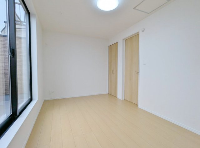 和光市諏訪 全2棟 1号棟の洋室|3階6.18帖洋室は2面開口の明るく快適なお部屋
大きな掃き出し窓からバルコニーに動線がつながります