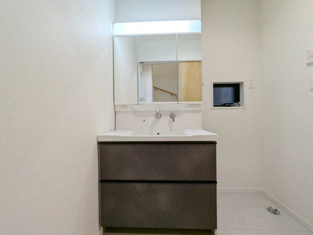 和光市諏訪 全2棟 1号棟の独立洗面台|使いやすい三面鏡の洗面台
広々とした洗面室はお子様との入浴にも充分なスペースがございます(１号棟)