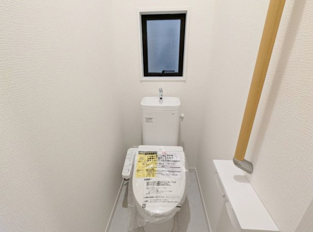 和光市諏訪 全2棟 1号棟のトイレ|小窓を設けた明るく衛生的なトイレ
トイレは2か所設置しているの忙しい朝にも便利です(1号棟)