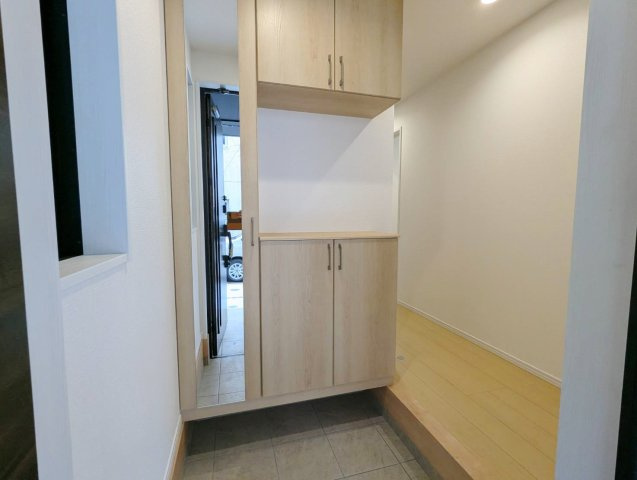 和光市諏訪 全2棟 1号棟の玄関|シューズボックスには一部ミラーを施しています
お出かけ前のチェックにも便利です