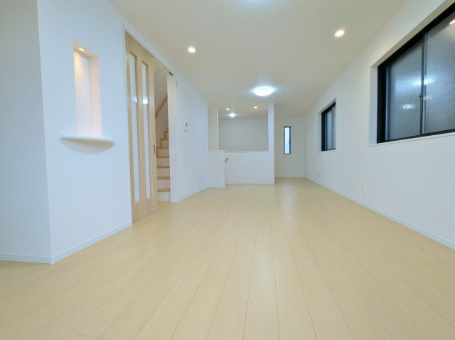 和光市諏訪 全2棟 1号棟の居間・リビング|家の中心でもあるLDKは18.81帖の開放感あふれる空間です
